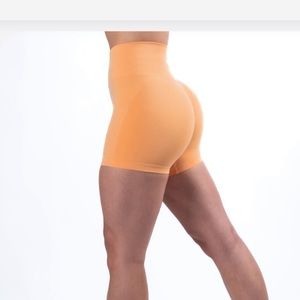 Alphalete Amplify shorts - cheeky coral M